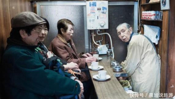  「老人」中国和日本退休老人的生活有什么不同？看一下两国街头