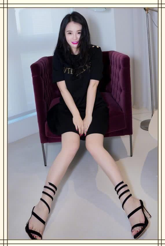 原以为冉莹颖属于肥胖界的，看到她这双腿，才明白邹市明多辛福