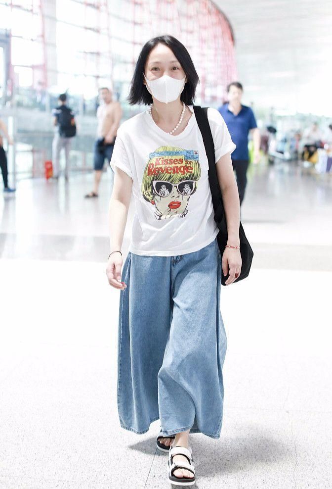 休闲凉鞋硬是穿成增高鞋，周迅为了显高，也不管好不好看了!