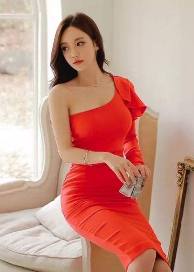 紧身裙美女简约却不简单，显出纤细立体的魅力长腿