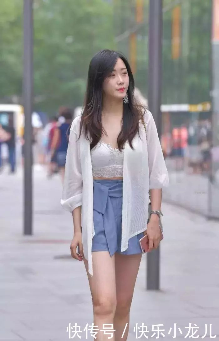衬衣■街拍时尚姑娘身穿白色内衬衣,笑容自信迷人