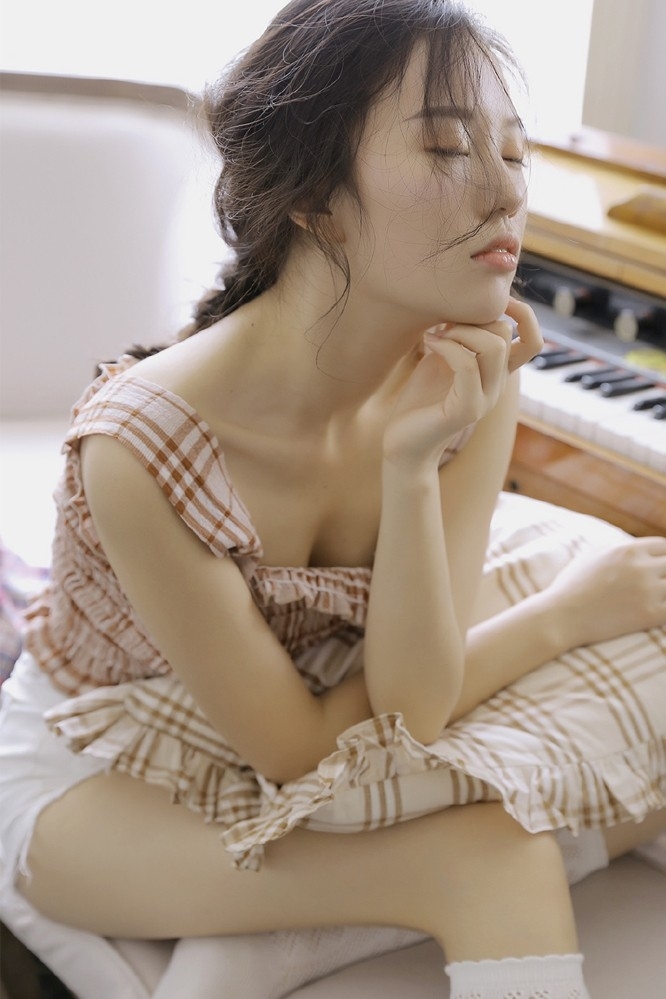 清纯少女的白嫩肌肤白色短袜和美腿写真，大胆动作彰显青春魅力