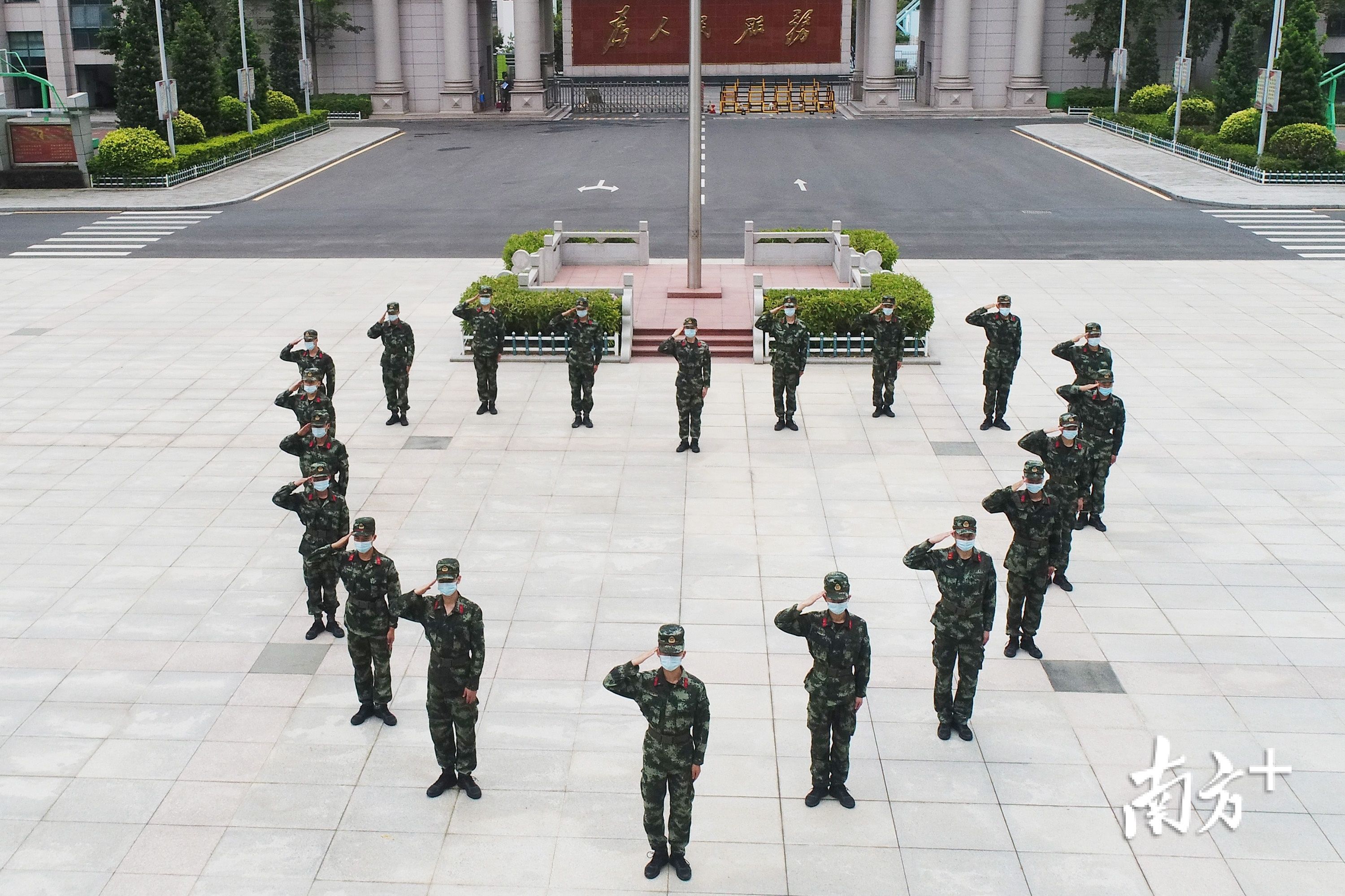  [图集]图集｜深圳武警官兵“比心”表白母亲