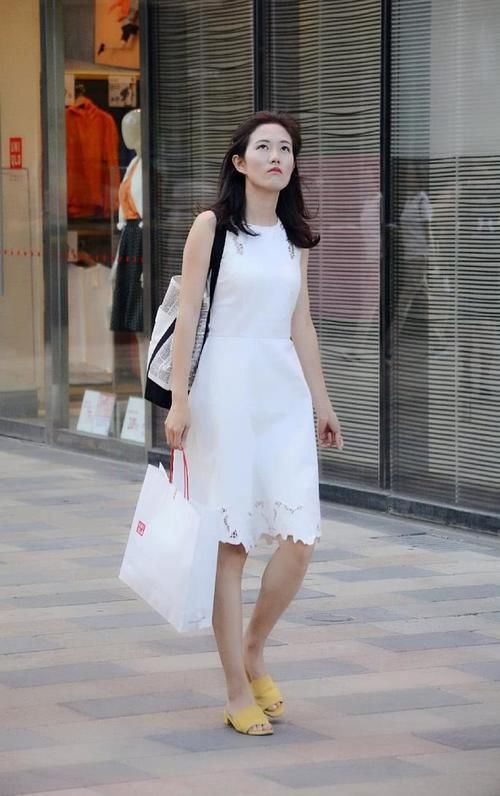 北京街拍:时尚街区的这些女孩有气质又有范,你最欣赏哪一位?