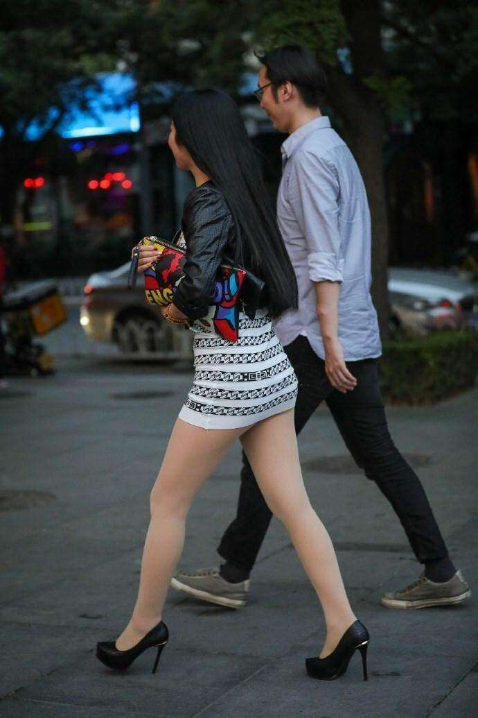 街拍: 丰满辣妈紧致包臀裙,腿型好看