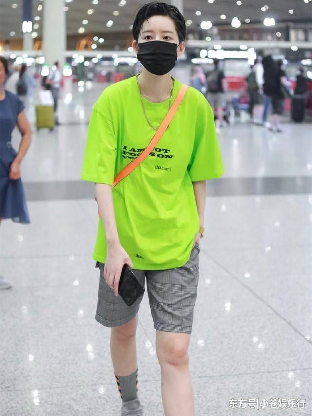 奚梦瑶李斯丹妮真敢穿，荧光绿配短裤，只差一岁却风格大不同!