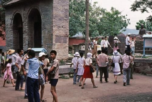 80年代的少林寺：每天游客络绎不绝，山下小店接二连三