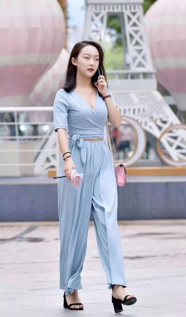 街拍：身材丰腴气质温婉的美女，是你渴望的类型