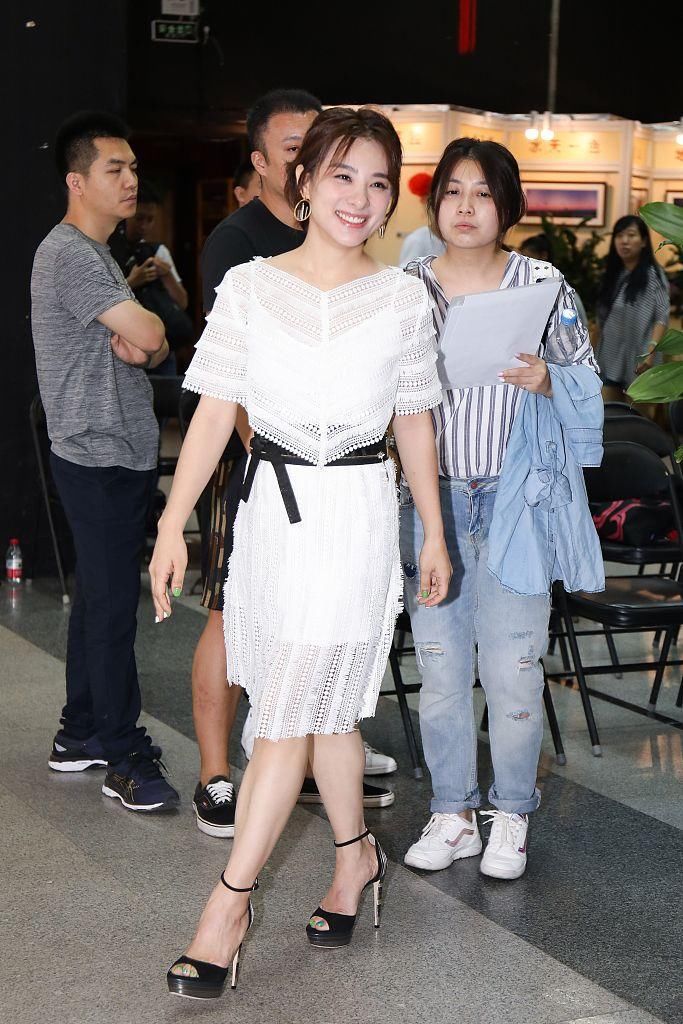 刘璇穿西装下半身不忍直视，但换上裙子，美到你不敢认!