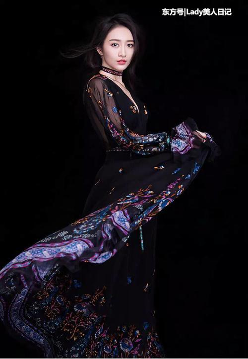 比宋祖儿大几岁的王鸥这样穿，两人竟似同龄人，果然这样搭显年轻