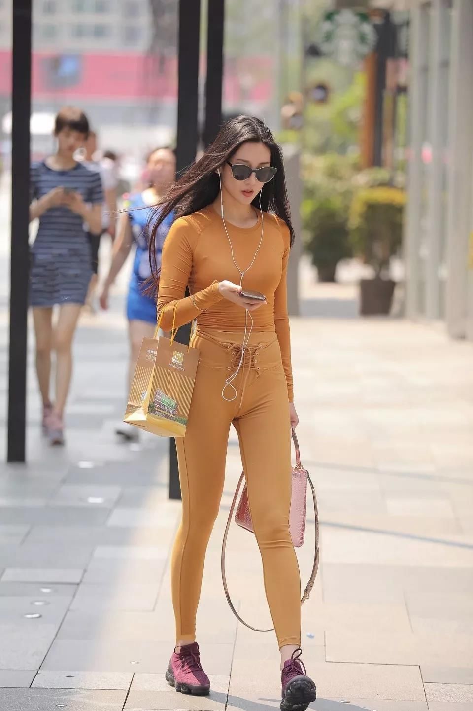 街拍美女：紧身装美女大秀完美身材