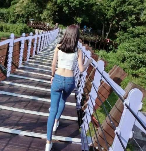 牛仔裤彰显出浓浓的摩登气息，让你更加的苗条，凸显小女人娇媚气