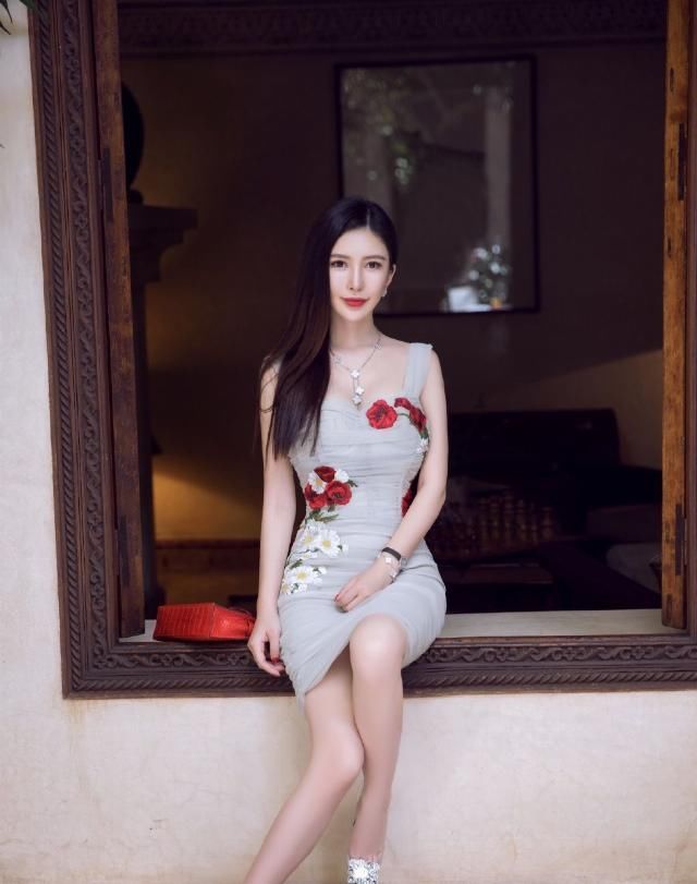  [美女]美女街拍高跟鞋穿起来也是超级有气场的，衬托身材特别的性感