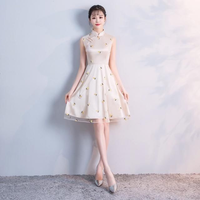 时尚气质的蕾丝裙，让你女人味十足，性感又迷人，超洋气