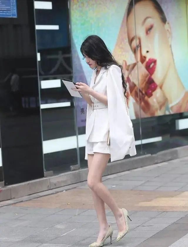  #纯洁#街拍打底裤小姐姐,散发着纯洁唯美的气息,更加挺拔有型