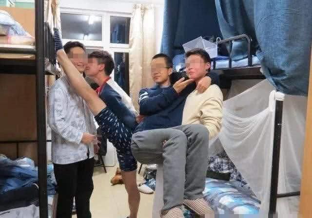  【发来】学生平时在宿舍里做什么？班主任发来查寝照片，家长：我尽量不笑
