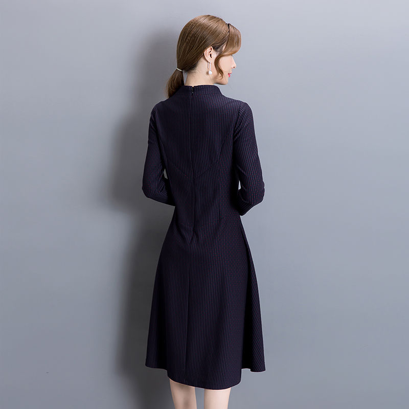 别以为秋天只能穿上下装，这样的美裙给你不一样的味道，别样的美