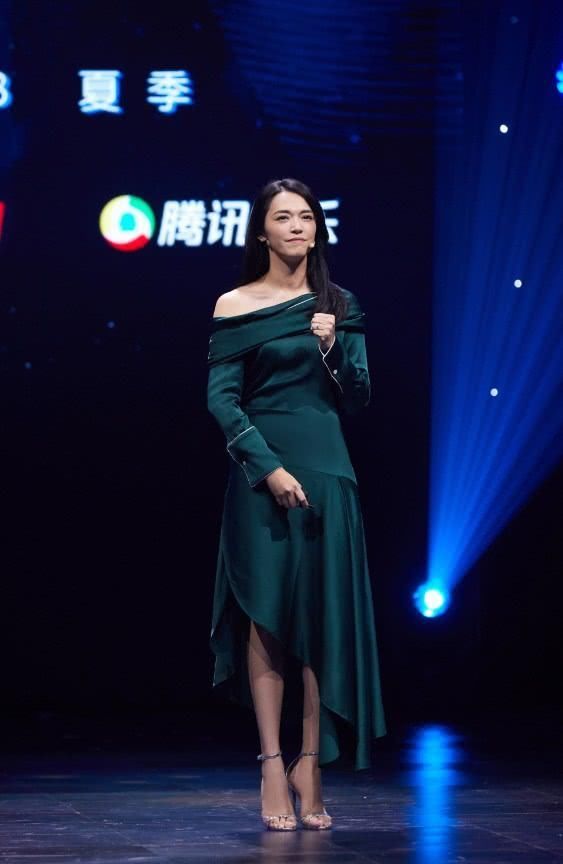 姚晨的半身裙真是绝了，从腰间一直到脚踝，包那么紧真能迈开腿?