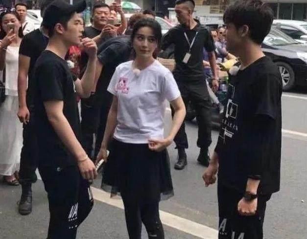 范冰冰素颜出镜，犹如少女般的脸庞，重点全都在裤子上!