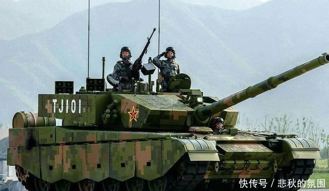  『坦克』坦克外形各式各样，99式后部却挂俩个大油桶，实战中有什么用？