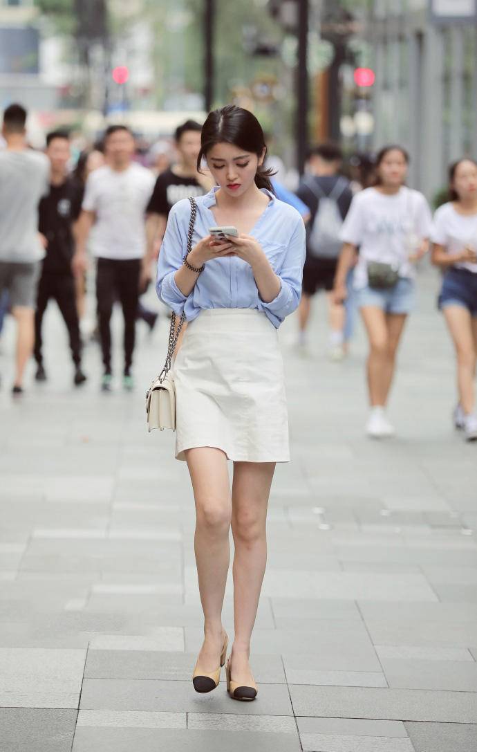 街拍：轻熟靓丽的美女肤白貌美，清新的穿搭让人眼前一亮！
