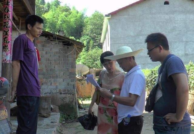 村干部工资不到2000，为啥还有人抢着当？老农说了三句大实话