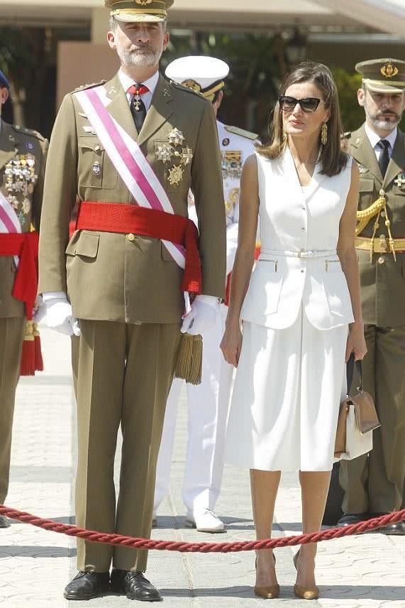 西班牙王后白色裙装亮相典礼气质完胜凯特，她才是凯特的时尚劲敌