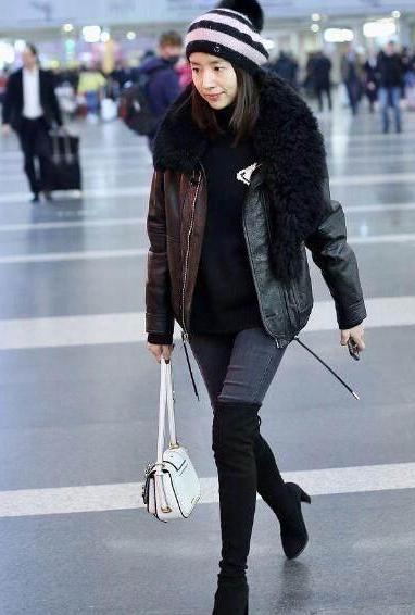 37岁董洁真会穿! 牛仔裤套在过膝长靴里, 不但显腿长还特显嫩