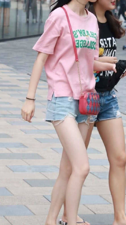 粉色上衣真显嫩，小姐姐白皙的皮肤令人垂涎，小热裤的搭配展露大