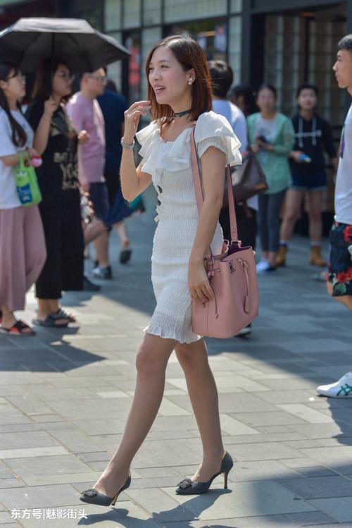 街拍：图一小姐姐白色蕾丝吊带衫露出性感的锁骨，甚是迷人