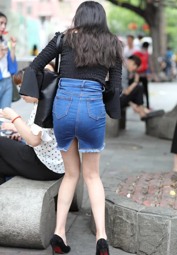 时尚小姐姐逛小吃街,吃的东西太多,坐在路边石凳上怎么都不肯走