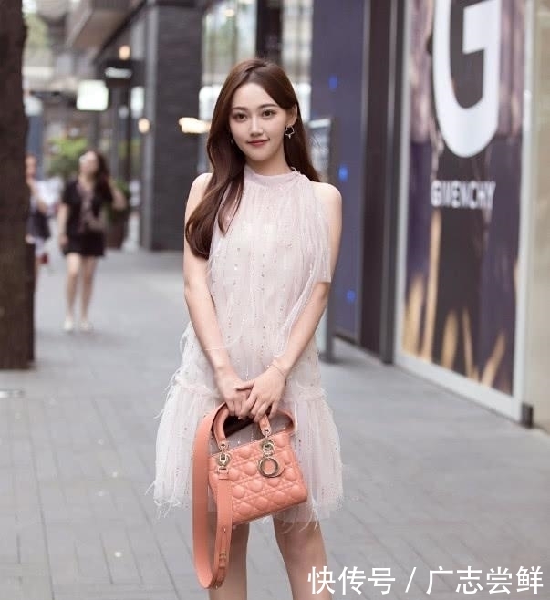  [不料]这位姐是买不起热裤吗？自己“剪”出内口袋，不料开创新潮穿法！