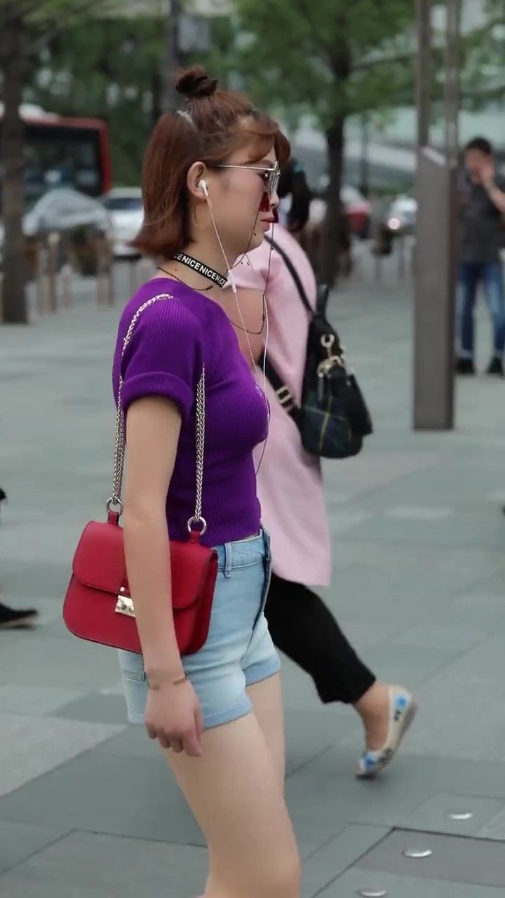 街拍:时尚女强人走路动作真迷人，修身超短裙更是魅力四射!