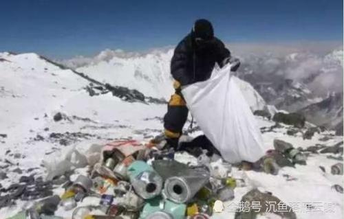 在攀登珠穆朗玛峰时，同伴不小心摔倒了，千万不能扶