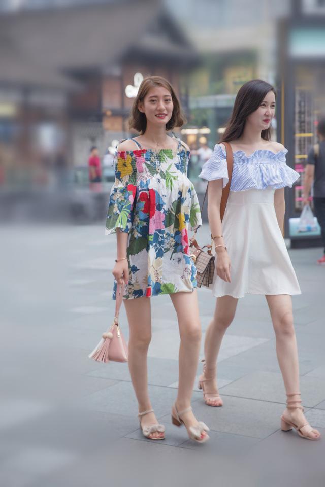 路人街拍，小姐姐身穿红色吊带连衣裙，露出诱人的香肩，十分撩人