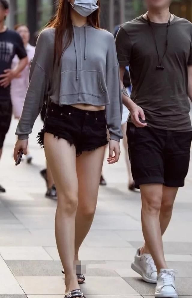 气质小姐姐紧身短裤