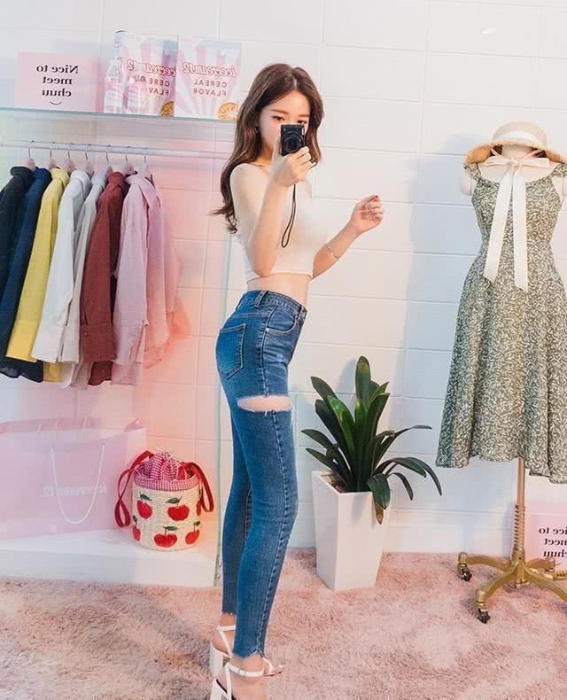 时尚的紧身牛仔裤着装，由内而外的清新，让妹子散发出迷人的魅力