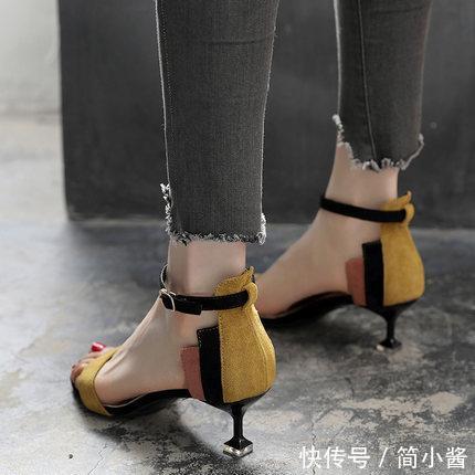 高跟凉鞋衬出身姿之间的高挑曼妙,尽显温柔品质