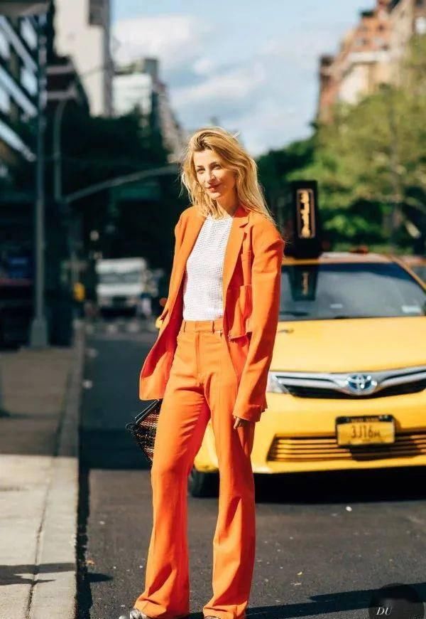  『复古』穿上喇叭裤 变成复古女郎