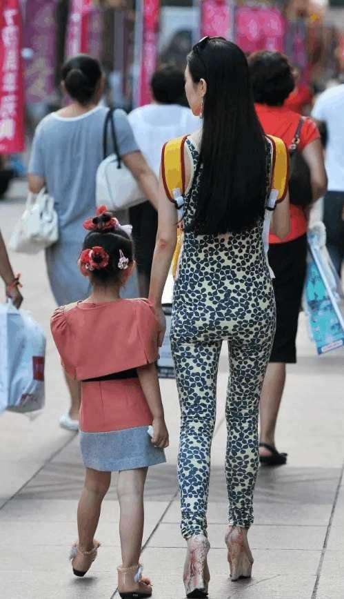 街拍: 紧身裤的小姐姐, 好身材清晰可见啊