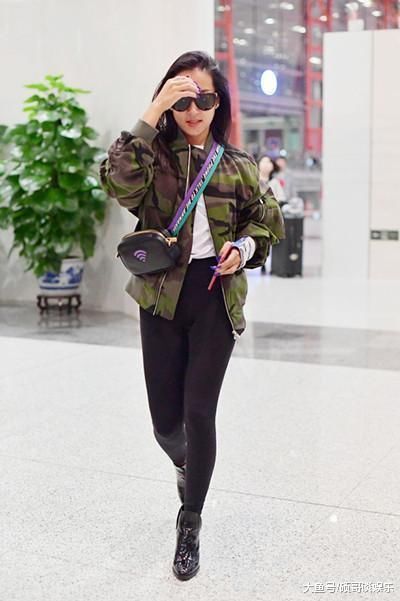 吉克隽逸现机场，一条打底裤惹争议，网友目光全被她的大粗腿锁定