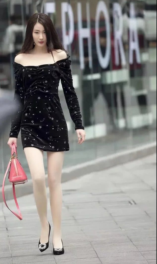 女神系小姐姐时尚抹胸短裙显苗条身材，肉丝配高跟十足女王范儿，