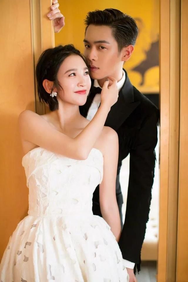 张若昀一堆白鞋只钟爱这双，却不是唐艺昕送的，而是他？