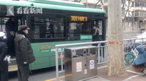  车站■女子不扫码摘口罩吓跑一车乘客 司机无奈拉她1人