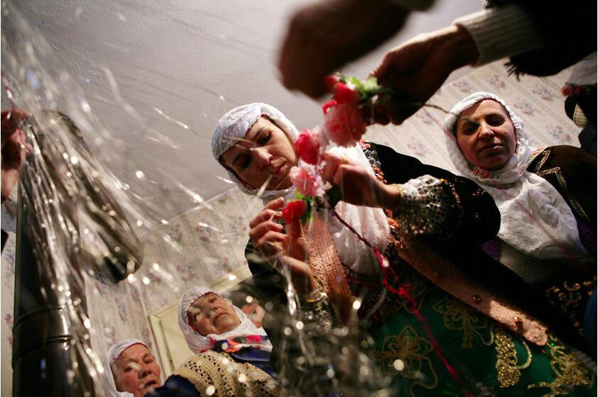 实拍:这里的女孩出嫁要化“僵尸”妆,画得越浓越漂亮