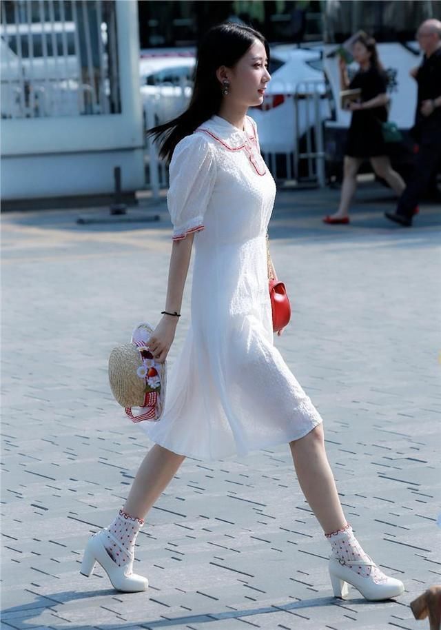 街拍连衣裙美女，身材颜值应有尽有，很有女人味