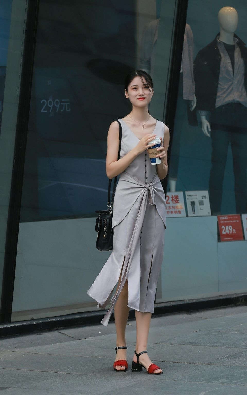 街拍：盛夏季节美女来袭，快看看有没有你喜欢的？