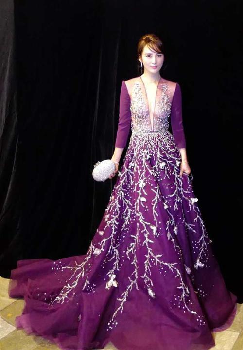 优雅女神蒋勤勤，一袭深v长裙，女王范儿十足！