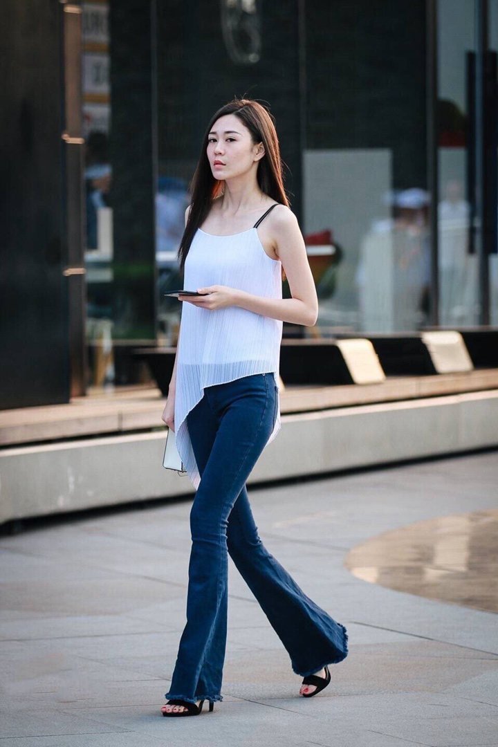 白色吊带衣配紧身牛仔裤，这个小姐姐，优雅又迷人！
