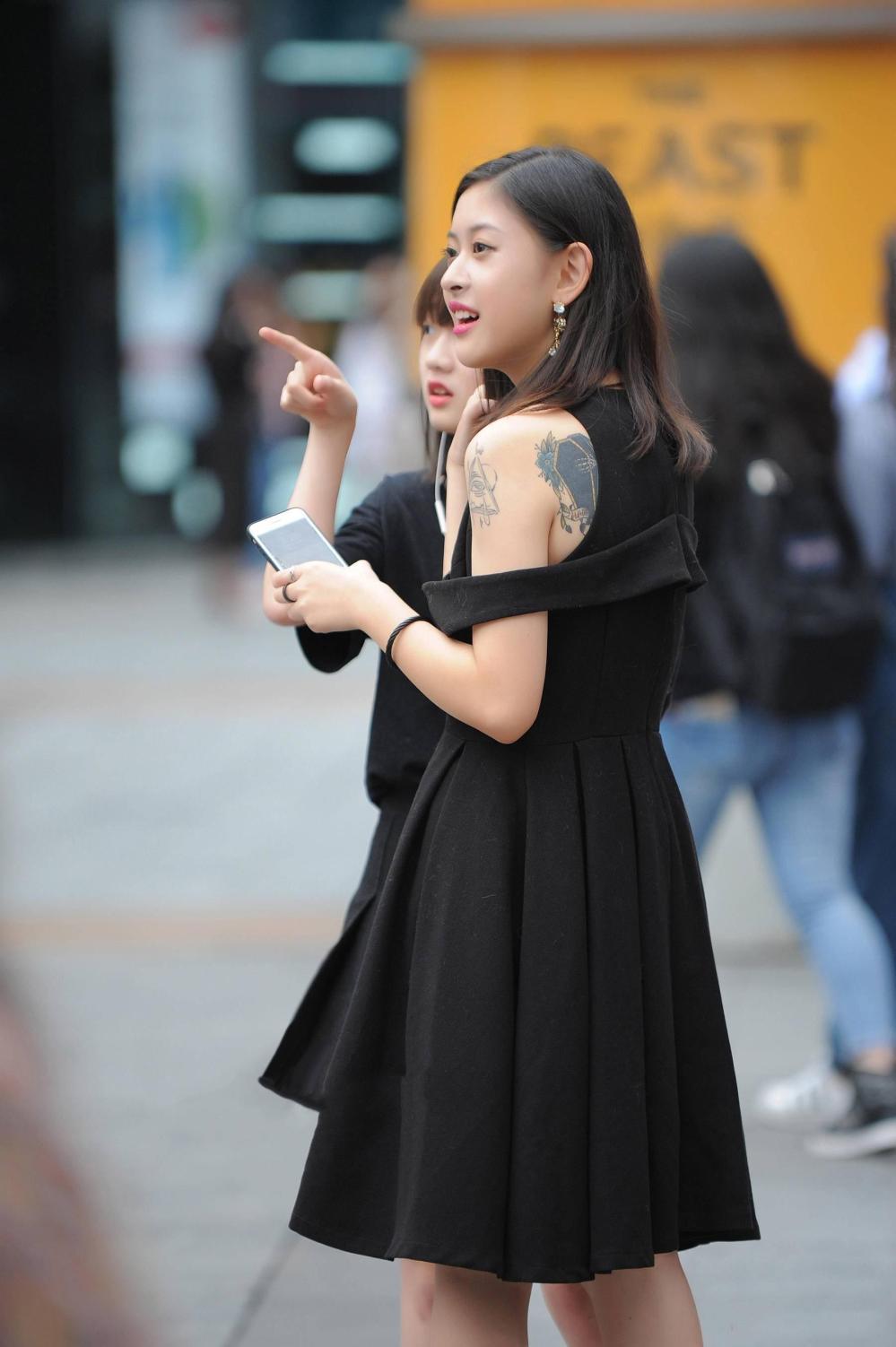 街拍: 图五穿吊带配短裤, 镂空的设计更添妩媚, 甩头发动作特“勾